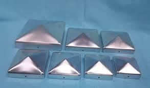 เหล็กดัด 3 นิ้วสแควร์รั้วโลหะโพสต์ Caps 1-3/8 &quot;Black Gold Metal Triangle
