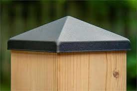 เหล็กดัด 3 นิ้วสแควร์รั้วโลหะโพสต์ Caps 1-3/8 &quot;Black Gold Metal Triangle